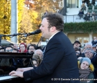 Il pianista Raphael Gualazzi durante la sua esibizione all'ippodromo di San Siro Galoppo durante la Riunione della Gran Corsa Siepi di Milano