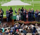 Lanfranco Dettori viene Premiato dal padre Gianfranco Dettori per la vittoria nel GP Milano 2016