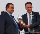 Il trainer Marco Gonnelli viene premiato per la vittoria nel Premio Criterium nazionale