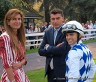 Da sinistra l'allevatrice Cristiana Brivio Sforza con il trainer Endo Botti ed il jockey Umberto Rispoli al tondino del Premio Marchese Ippolito Fassati