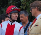 Il jockey R. Havlin, al tondino del Premio Vittorio Di Capua (G1) con il rappresentante del Team Gestuet Haus Ittlingen, proprietario di Calyxa